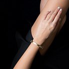 Жесткий золотой браслет с фианитами (0.6 см) б04195 от ювелирного магазина Оникс - 1