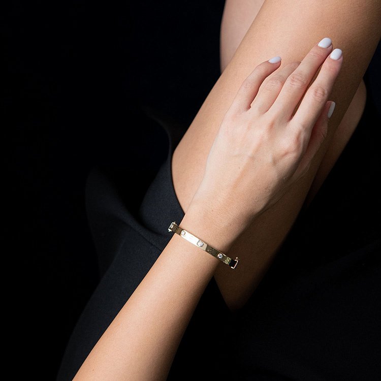 Жесткий золотой браслет с фианитами (0.6 см) б04195 от ювелирного магазина Оникс - 1