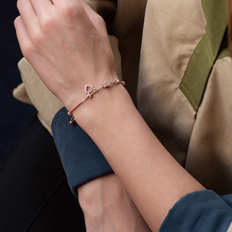 Золотий браслет "Сердечка" з фіанітами б04688 від ювелірного магазину Онікс - 2