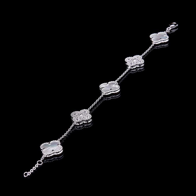 Срібний браслет "Конюшина" з перламутром і фіанітами 14985 від ювелірного магазину Онікс - 1