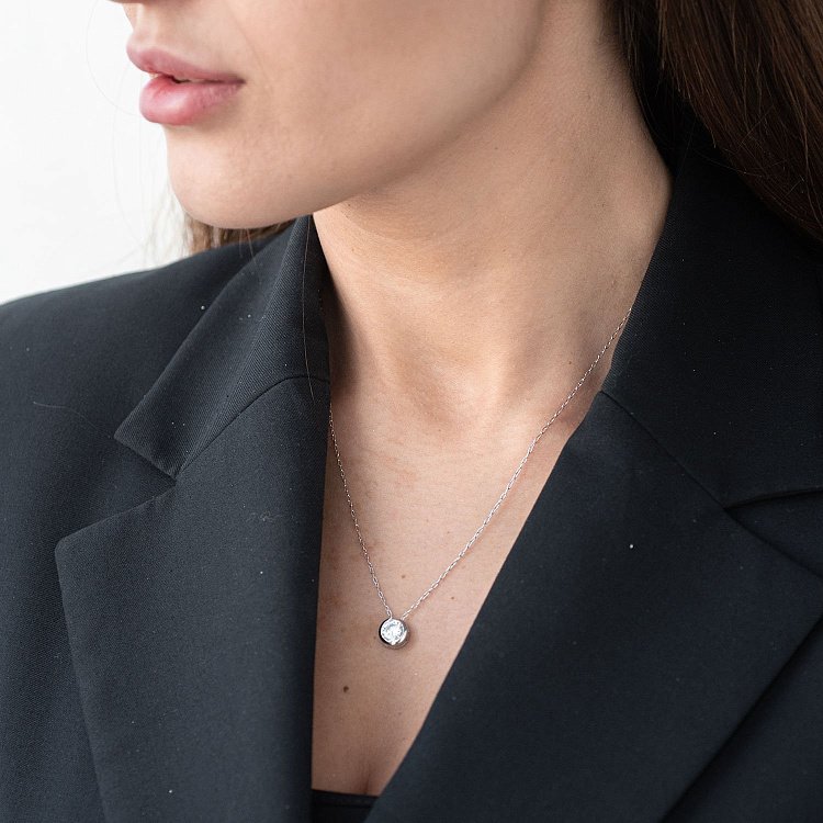 Серебряное колье с одним фианитом 181017 от ювелирного магазина Оникс - 2