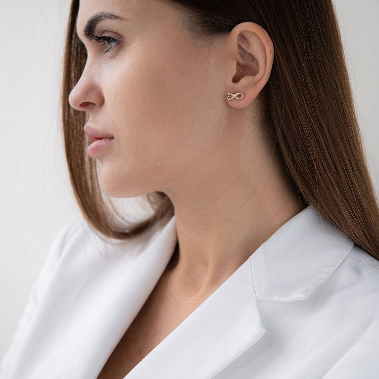 Серьги - пусеты "Бесконечность" в желтом золоте с07108 от ювелирного магазина Оникс - 1