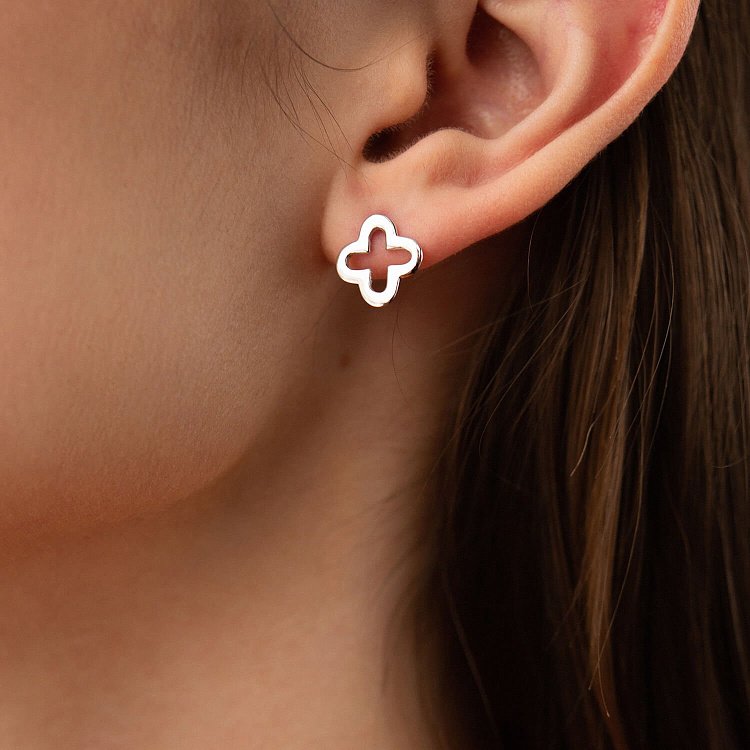 Серьги - пусеты "Клевер" в белом золоте с06987 от ювелирного магазина Оникс