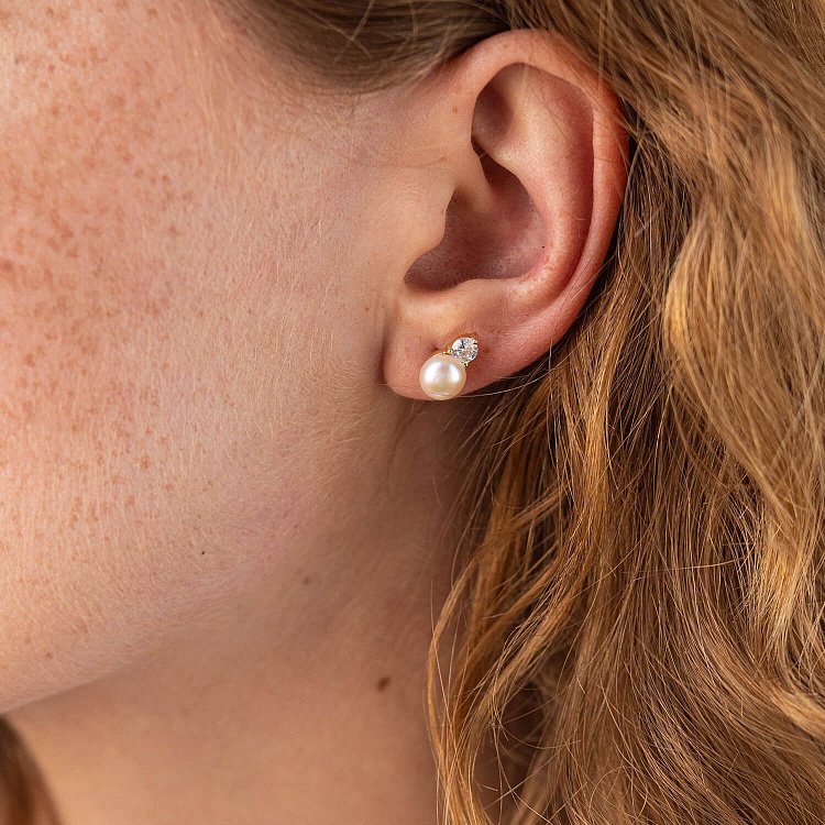 Серьги - пусеты с жемчугом и фианитами (желтое золото) с08033 от ювелирного магазина Оникс - 1