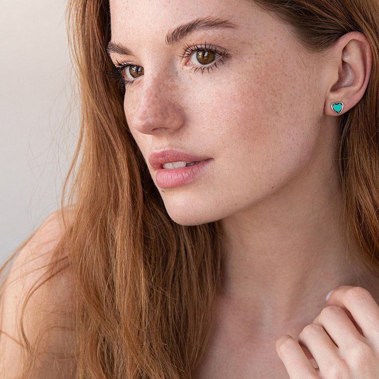 Серебряные серьги - пусеты "Сердечки" с эмалью 123054 от ювелирного магазина Оникс - 1