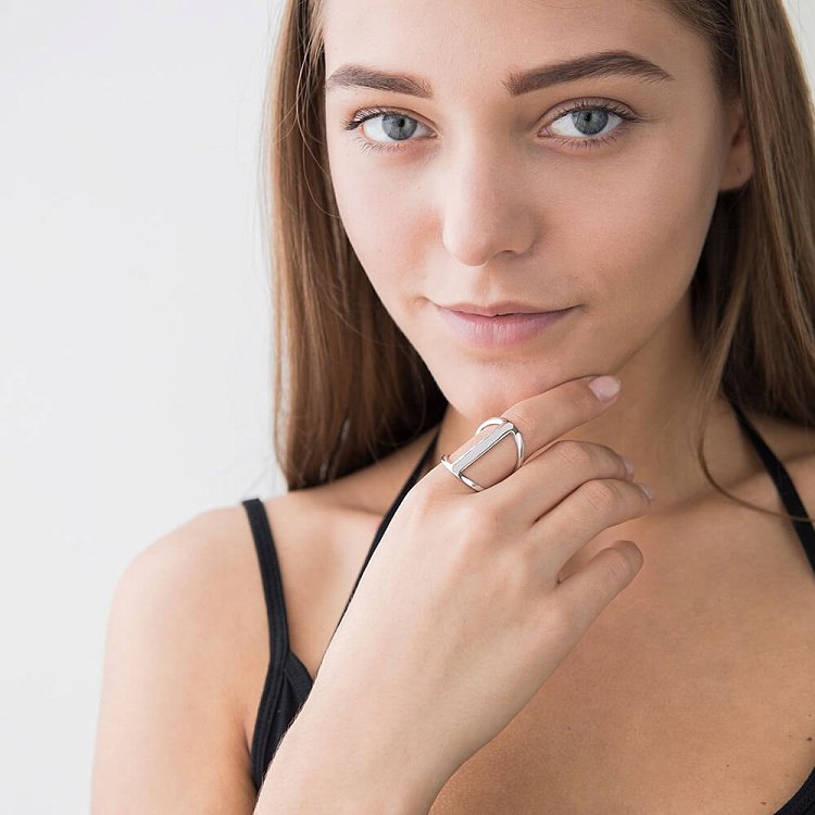 Серебряное кольцо 111738 от ювелирного магазина Оникс