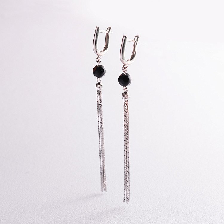 Срібні висячі сережки з чорними каменями 123154 від ювелірного магазину Онікс