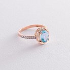 Золотое кольцо с голубым топазом и фианитами к05664 от ювелирного магазина Оникс