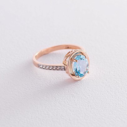 Золотое кольцо с голубым топазом и фианитами к05664
