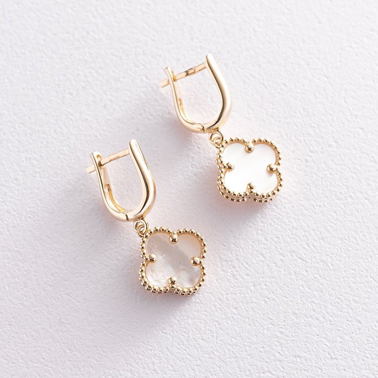 Серьги из желтого золота "Клевер" с перламутром с07113 от ювелирного магазина Оникс