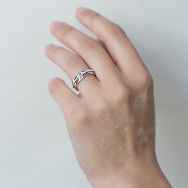 Срібна каблучка з фіанітами 111992 від ювелірного магазину Онікс - 4