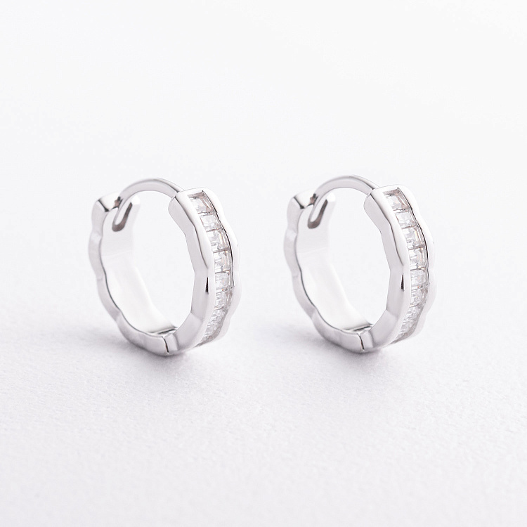 Срібні сережки - кільця з фіанітами 123559 від ювелірного магазину Онікс