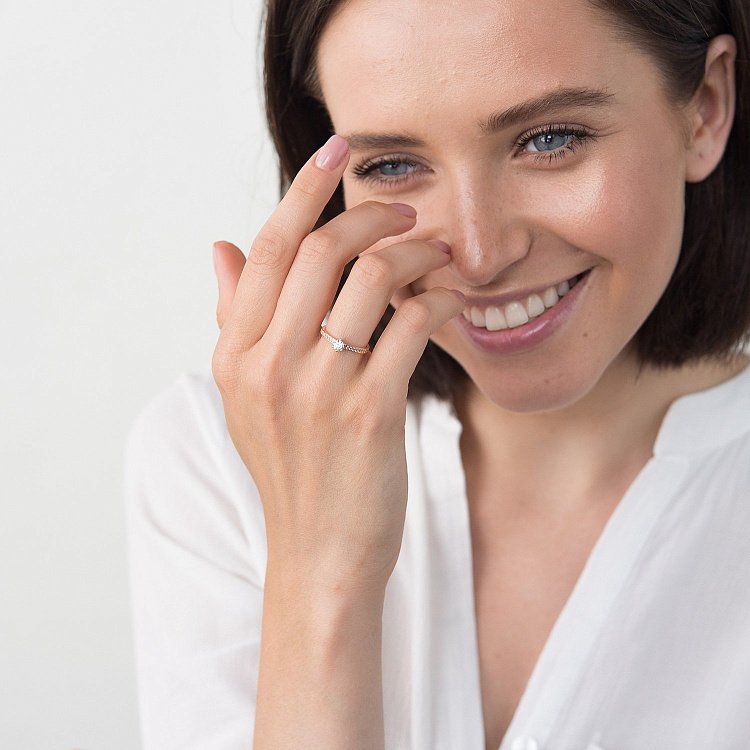 Золота заручальна каблучка з фіанітами к03323 від ювелірного магазину Онікс - 3