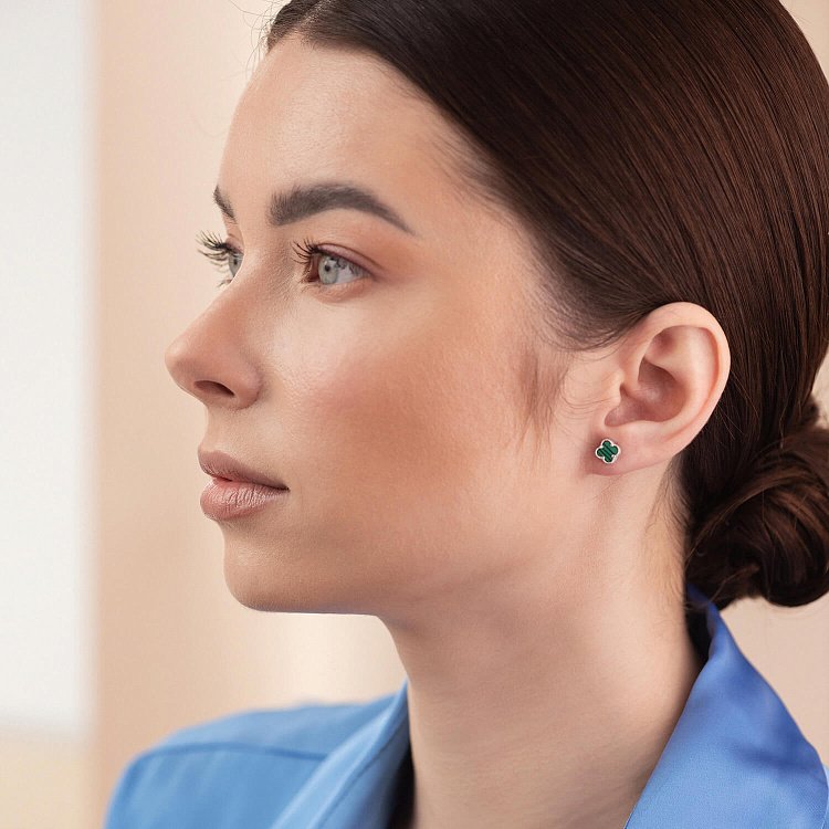 Срібні сережки - пусети "Конюшина" з малахітом mini 123293 від ювелірного магазину Онікс - 5