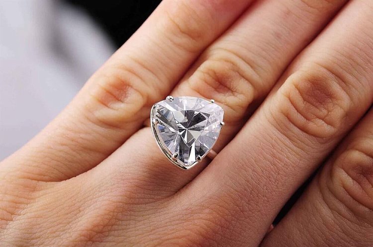 Каблучка з одним великим каменем (фіаніт) 11822 від ювелірного магазину Онікс - 1