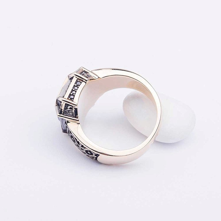 Золота печатка з оніксом і фіанітами к04749 від ювелірного магазину Онікс - 2