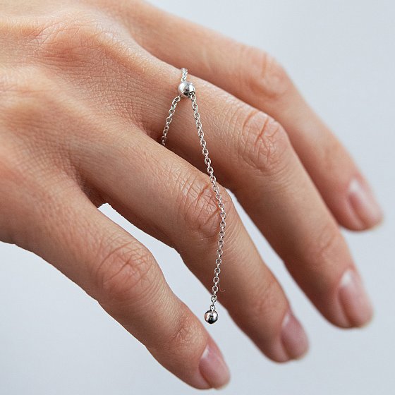 Серебряное кольцо "Шарик на цепочке" 901-01625