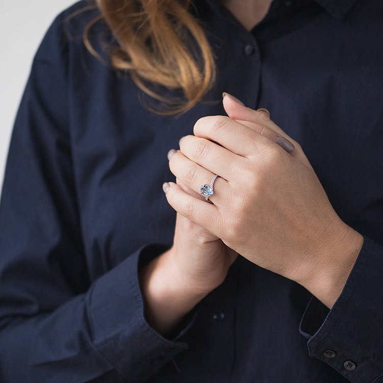 Золота каблучка з топазом і фіанітами 14030246 від ювелірного магазину Онікс - 4