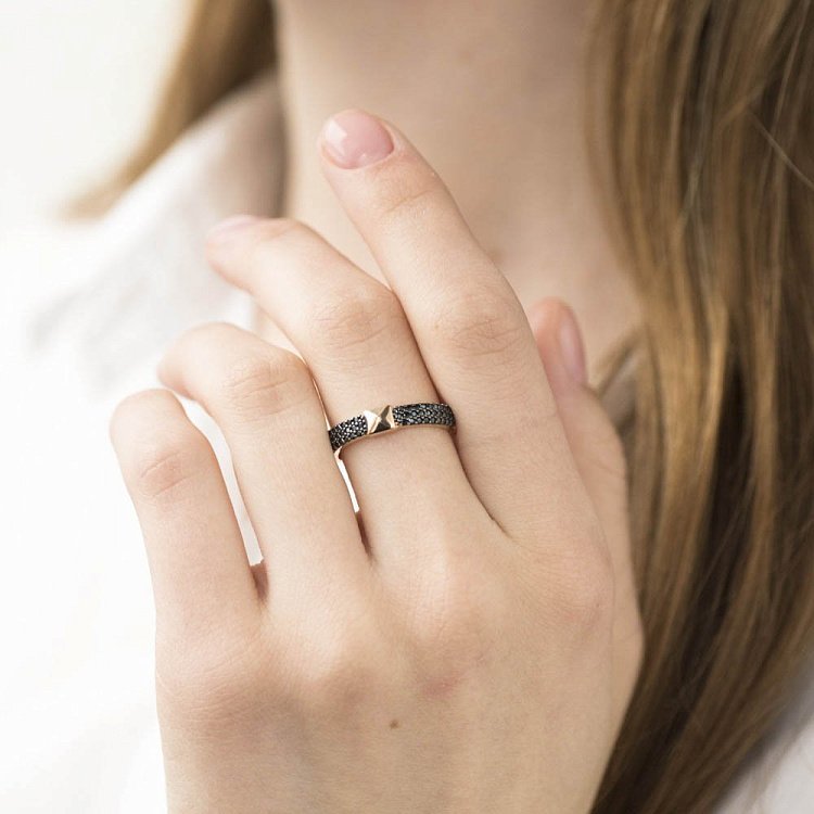 Золотий перстень з чорними фіанітами к05403 - 2 Золотий перстень з чорними фіанітами к05403 від ювелірного магазину Онікс - 2