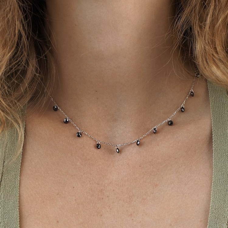 Серебряное колье с черными камнями 18873 от ювелирного магазина Оникс