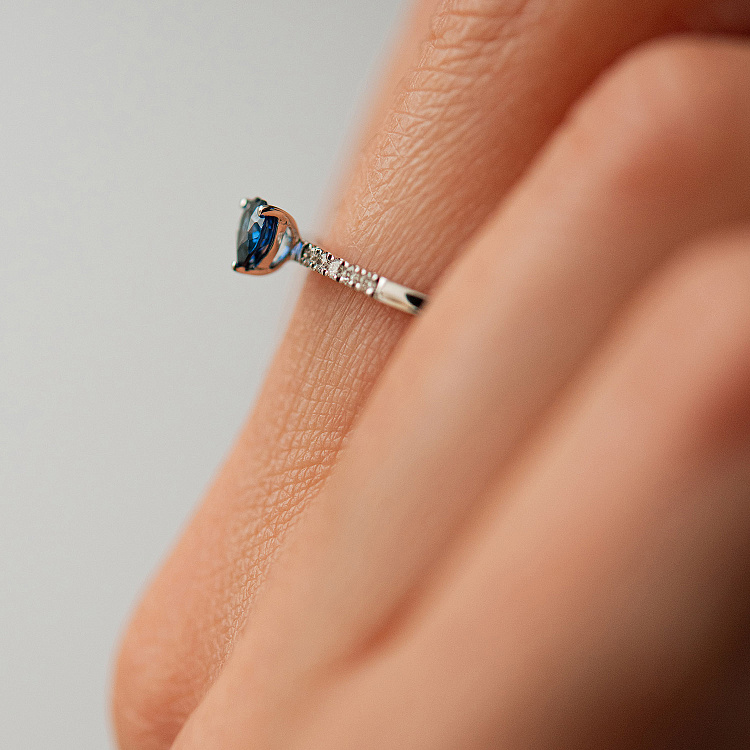 Золотое кольцо "Сердечко" с бриллиантами и сапфиром кб0625ca от ювелирного магазина Оникс - 3