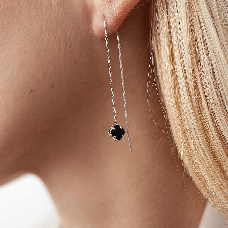 Срібні сережки - протяжки "Конюшина" з оніксом 123173 від ювелірного магазину Онікс