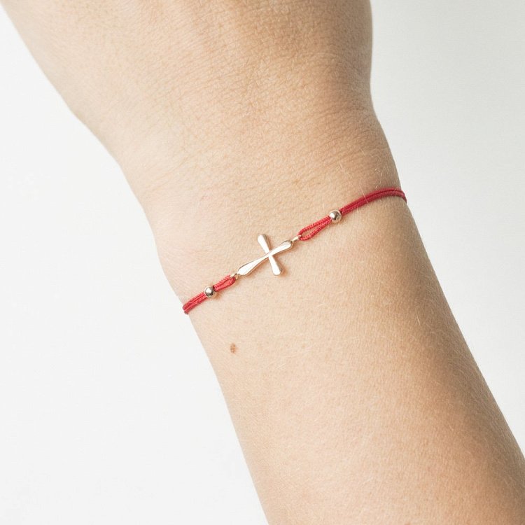 Браслет с красной нитью, знак - крестик б02857 от ювелирного магазина Оникс