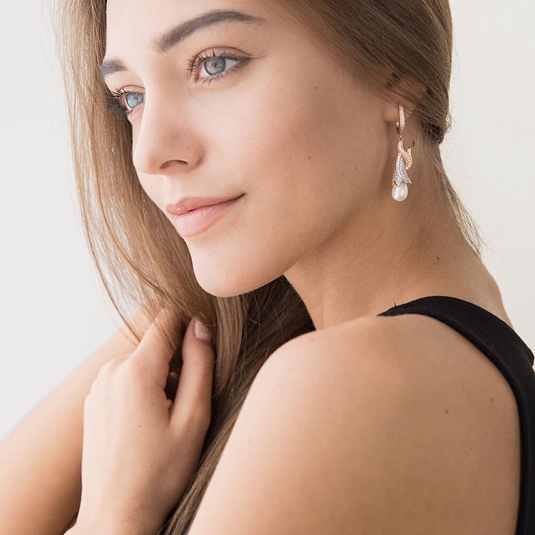 Золотые серьги с жемчугом и фианитами с03496 от ювелирного магазина Оникс