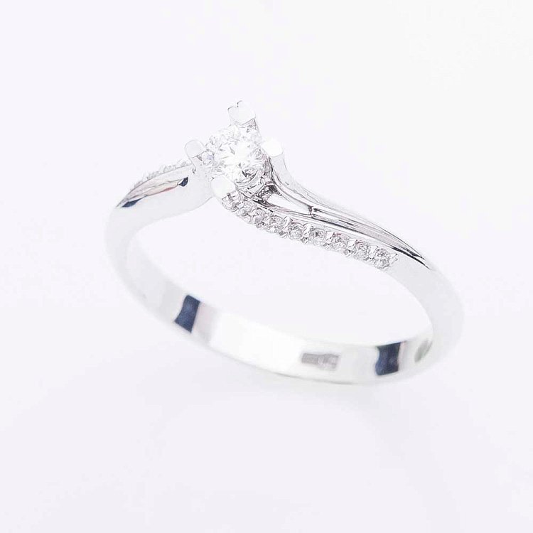 Золота каблучка з діамантами JR9632 від ювелірного магазину Онікс