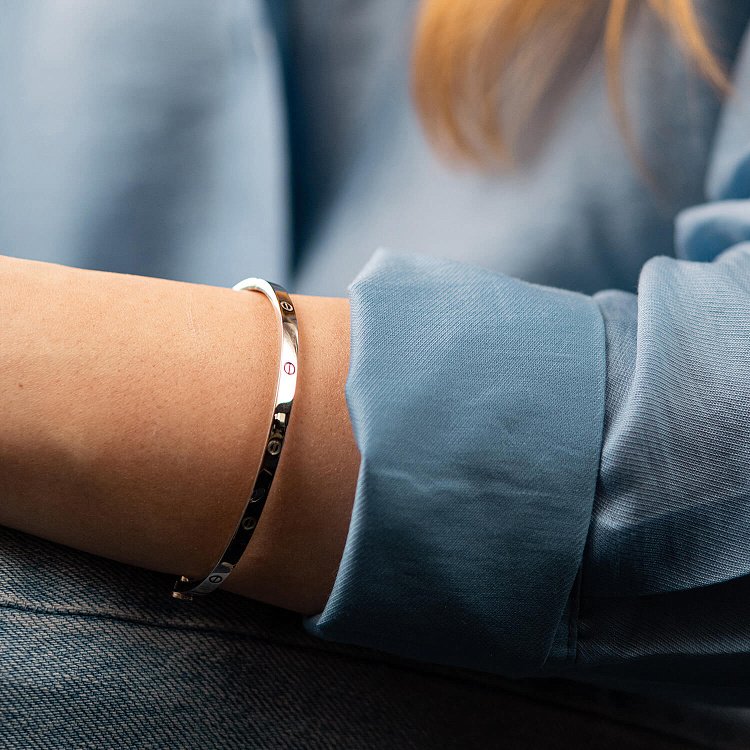 Жорсткий браслет "Love" у білому золоті б05295 від ювелірного магазину Онікс - 3