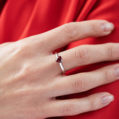 Серебряное кольцо "Сердечко" (синт. рубин) 1927/1р-HRUB №2