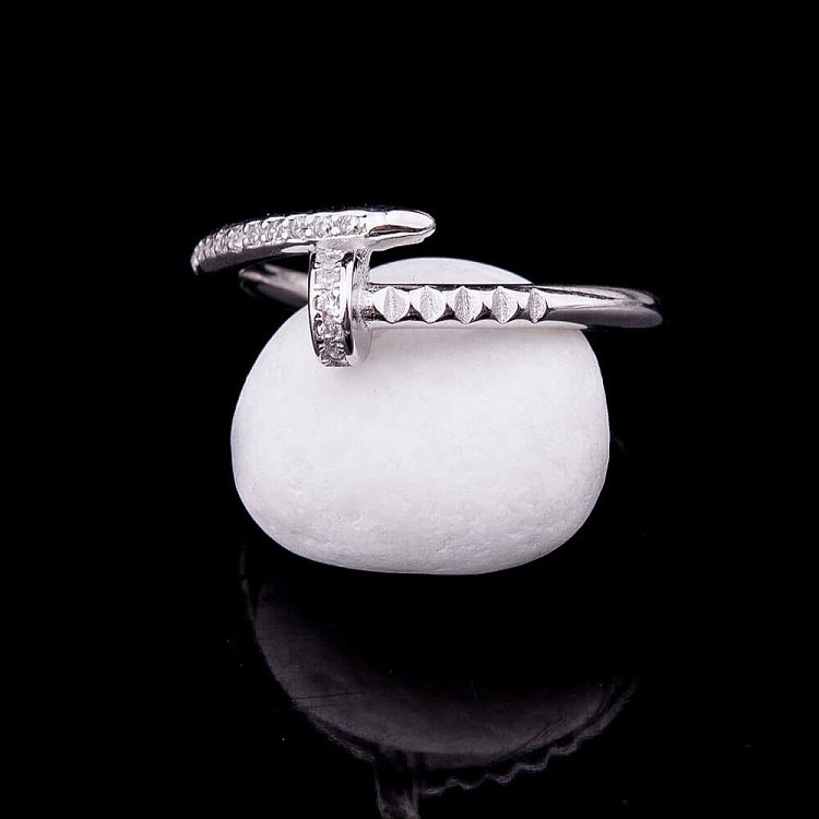 Эксклюзивное серебряное кольцо "Гвоздик" с фианитами 111729 от ювелирного магазина Оникс