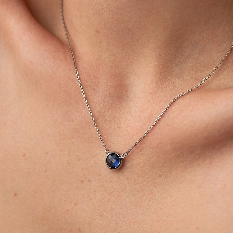 Серебряное колье с синт. сапфиром 18912 от ювелирного магазина Оникс - 1