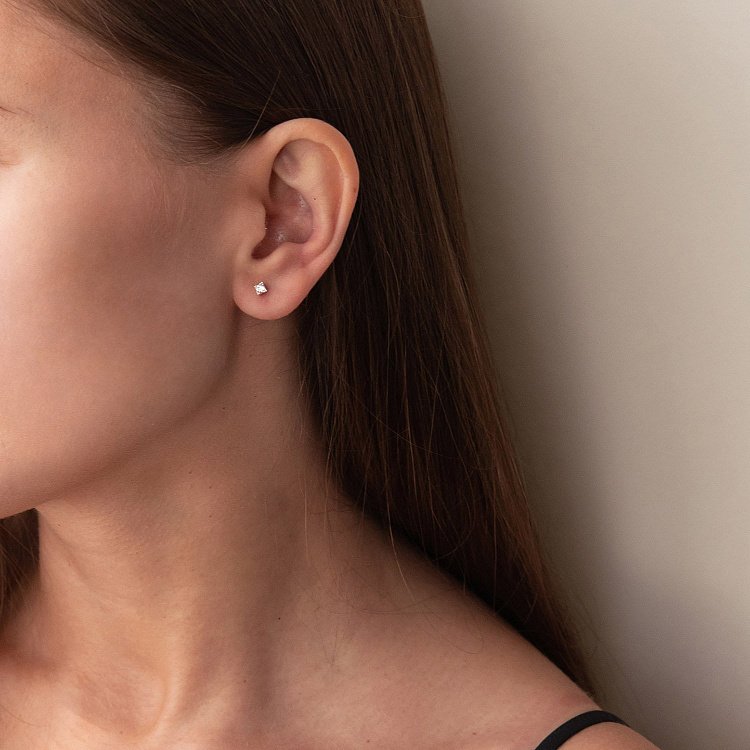 Срібні сережки - пусети з фіанітами 12985 від ювелірного магазину Онікс - 1