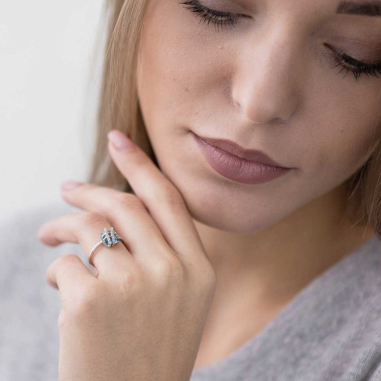 Золота каблучка з топазом і фіанітами t14036042 від ювелірного магазину Онікс - 1