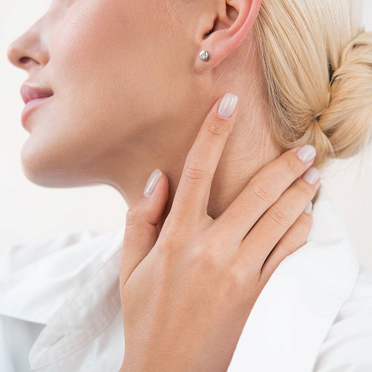 Серьги - пусеты в белом золоте (бриллианты) 102-10048 от ювелирного магазина Оникс - 2