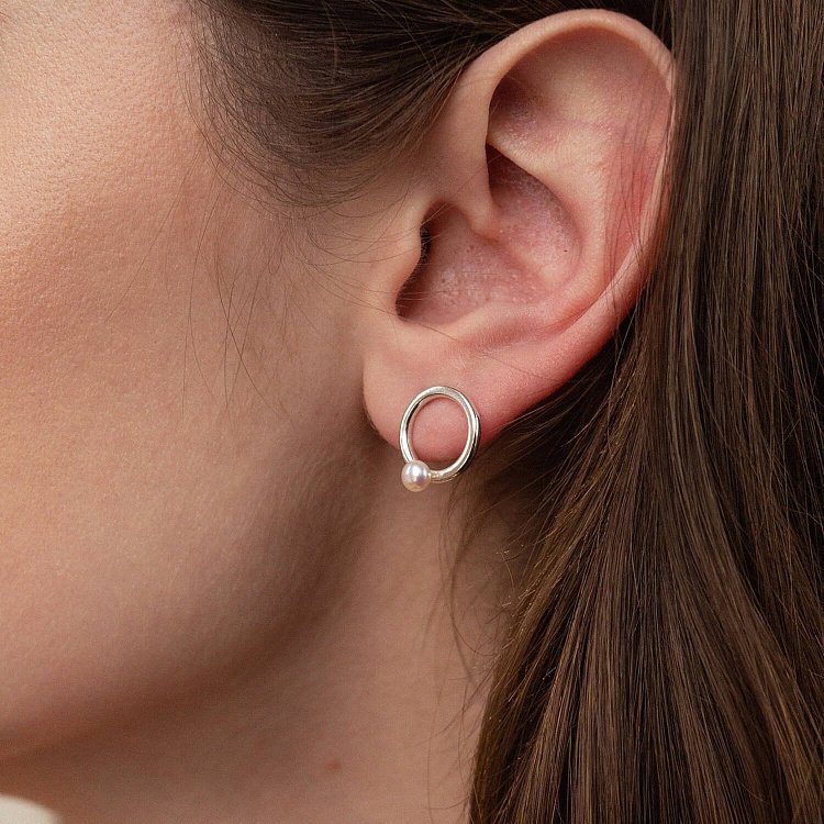 Срібні сережки-пусети "Кругообіг" з перлами 122593 від ювелірного магазину Онікс - 7