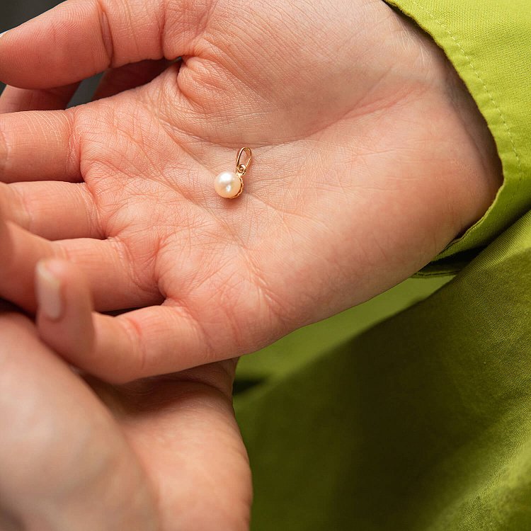 Кулон с жемчужиной в красном золоте п03777 от ювелирного магазина Оникс - 1