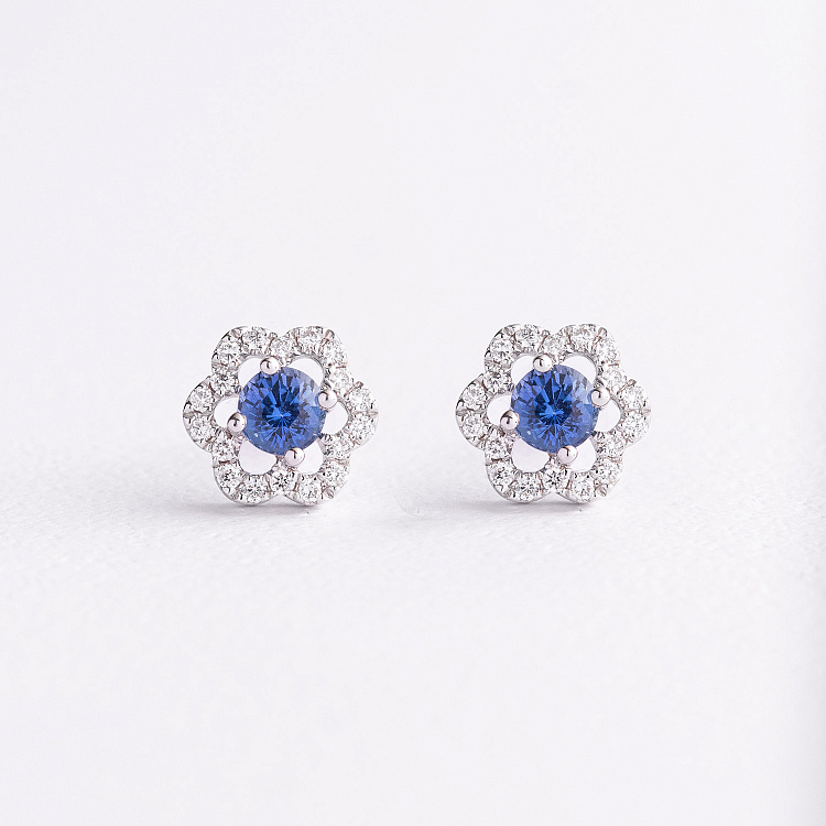 Золотые серьги - пусеты "Цветочки" с бриллиантами и сапфирами сб0670ca от ювелирного магазина Оникс