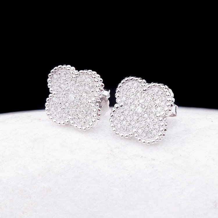 Срібні сережки "Конюшина" з фіанітами 121730 від ювелірного магазину Онікс - 1