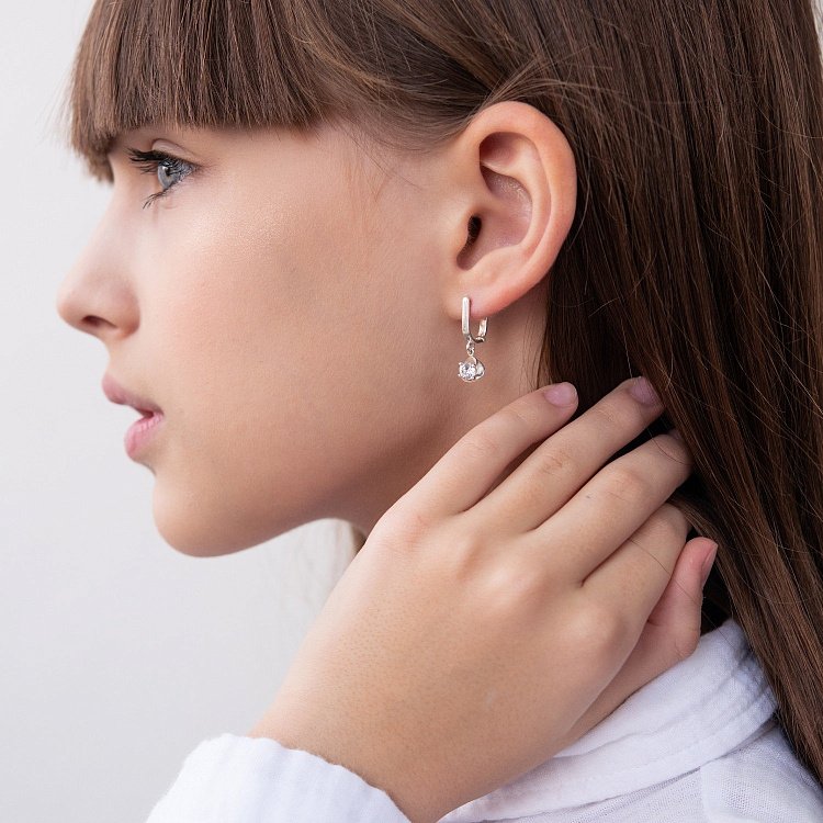 Серебряные серьги с фианитами 12986 от ювелирного магазина Оникс - 2