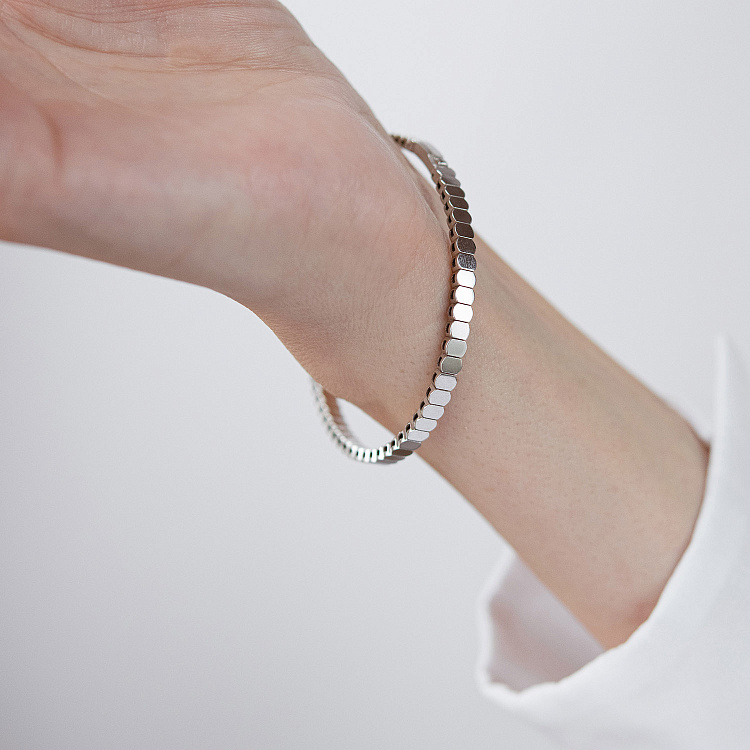 Жесткий браслет "Kylie" в белом золоте б05826 от ювелирного магазина Оникс - 8