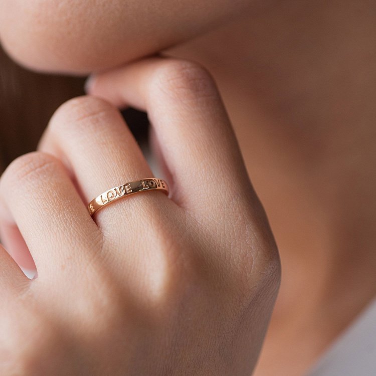 Золота каблучка "Love" к05877 - 1 Золота каблучка "Love" к05877 від ювелірного магазину Онікс - 1