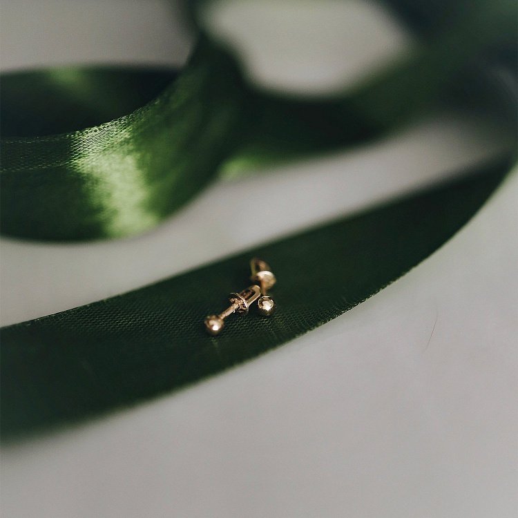 Серьги - пусеты "Шарики" в желтом золоте (0.4 см) с07322 от ювелирного магазина Оникс - 1