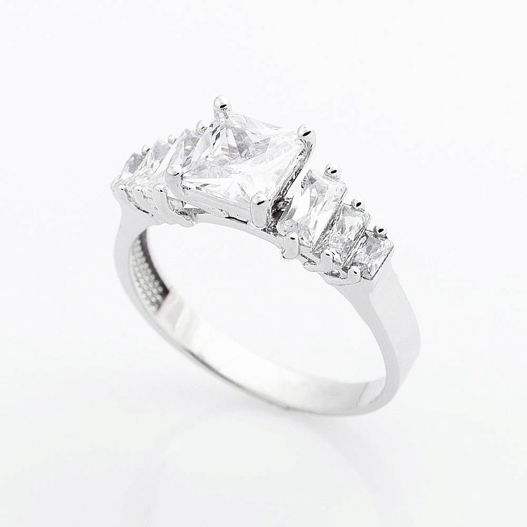 Золотое кольцо с фианитами к04551 от ювелирного магазина Оникс