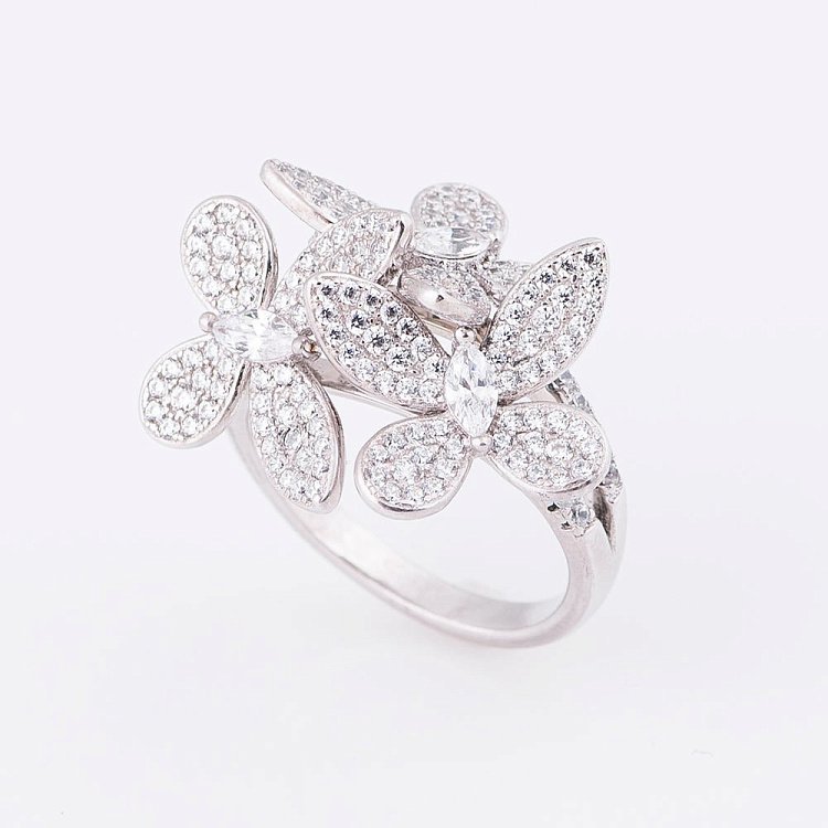 Серебряное кольцо "Бабочки" с фианитами 111953 Серебряное кольцо "Бабочки" с фианитами 111953 от ювелирного магазина Оникс