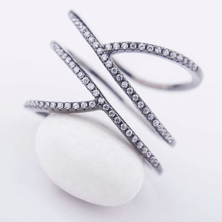 Срібний перстень з фіанітами 111811 від ювелірного магазину Онікс