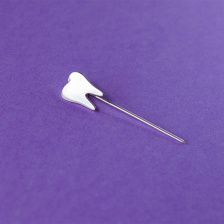 Медицинский значок "Зуб" в серебре 20049 от ювелирного магазина Оникс - 5