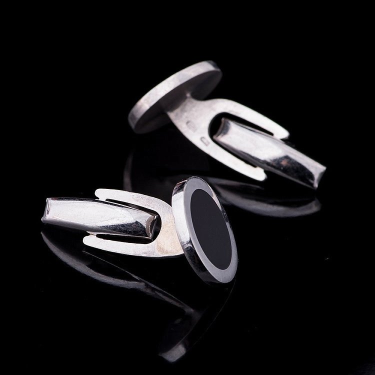 Серебряные запонки c эмалью 25023 от ювелирного магазина Оникс - 1