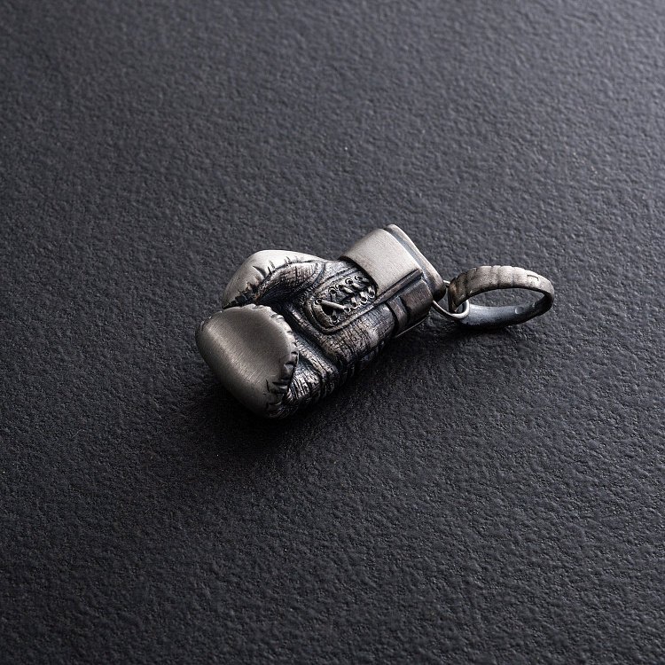 Срібний кулон "Боксерська рукавичка" 133140 Срібний кулон "Боксерська рукавичка" 133140 від ювелірного магазину Онікс